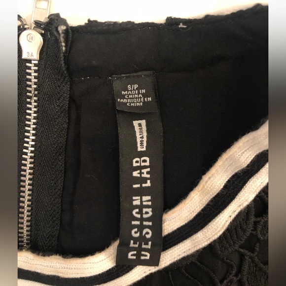 Black top with white trim. - Picture 3 of 3